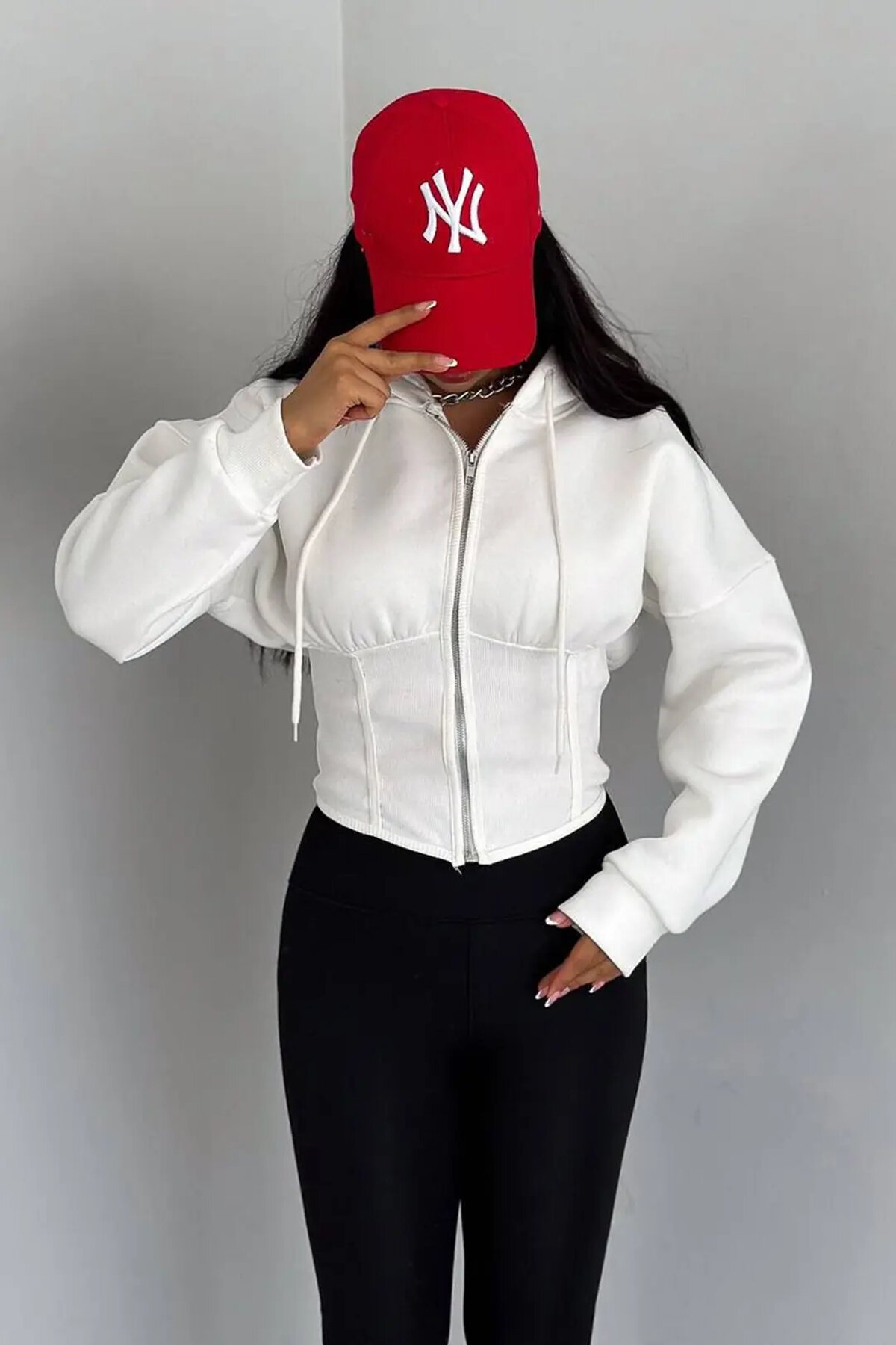 Kadın Siyah Fermuarlı Hoodie – Minimal Sokak Ruhuyla