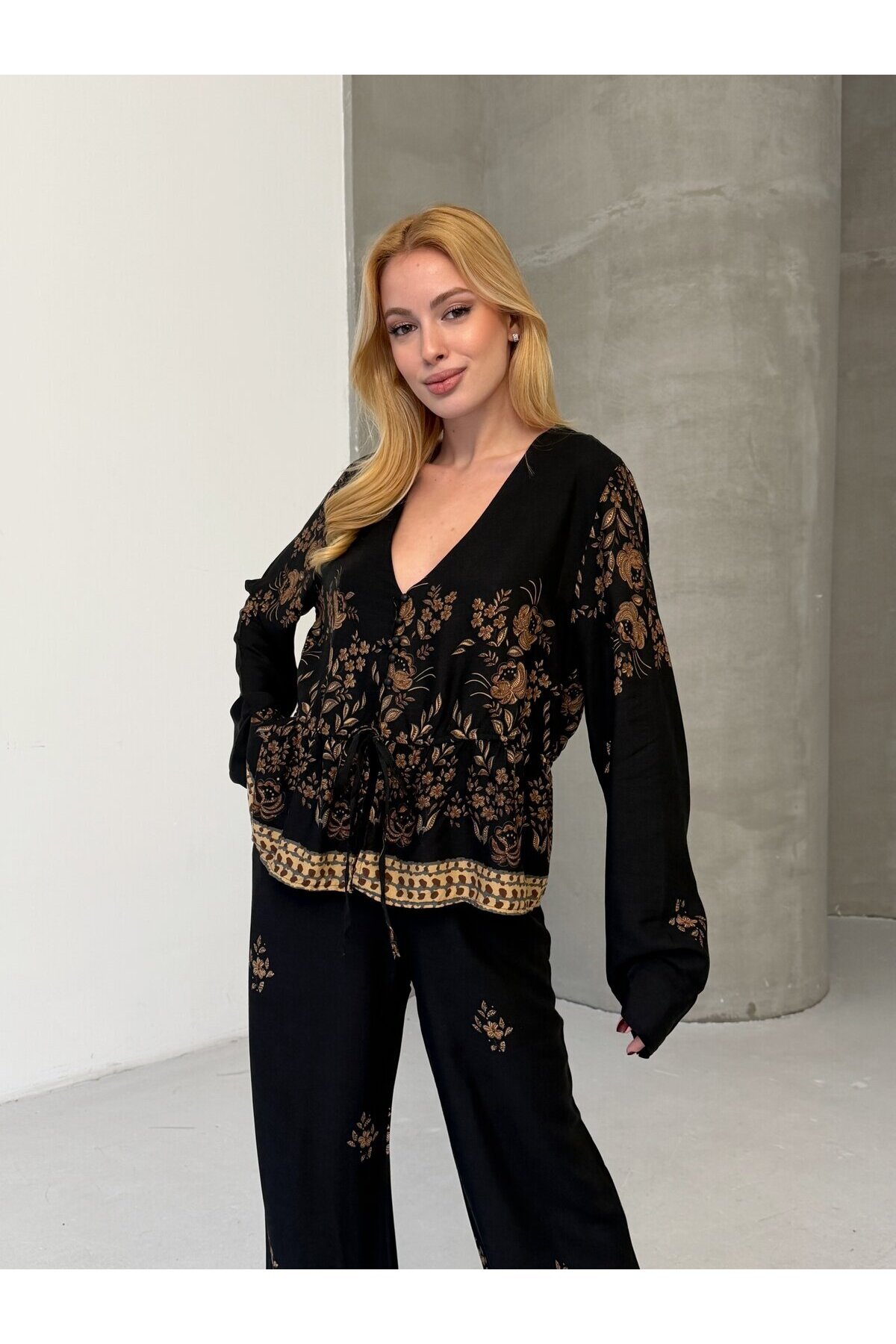 Kadın Viskon Kumaş Desenli V Yaka Kuşaklı Alt Üst Takım Siyah