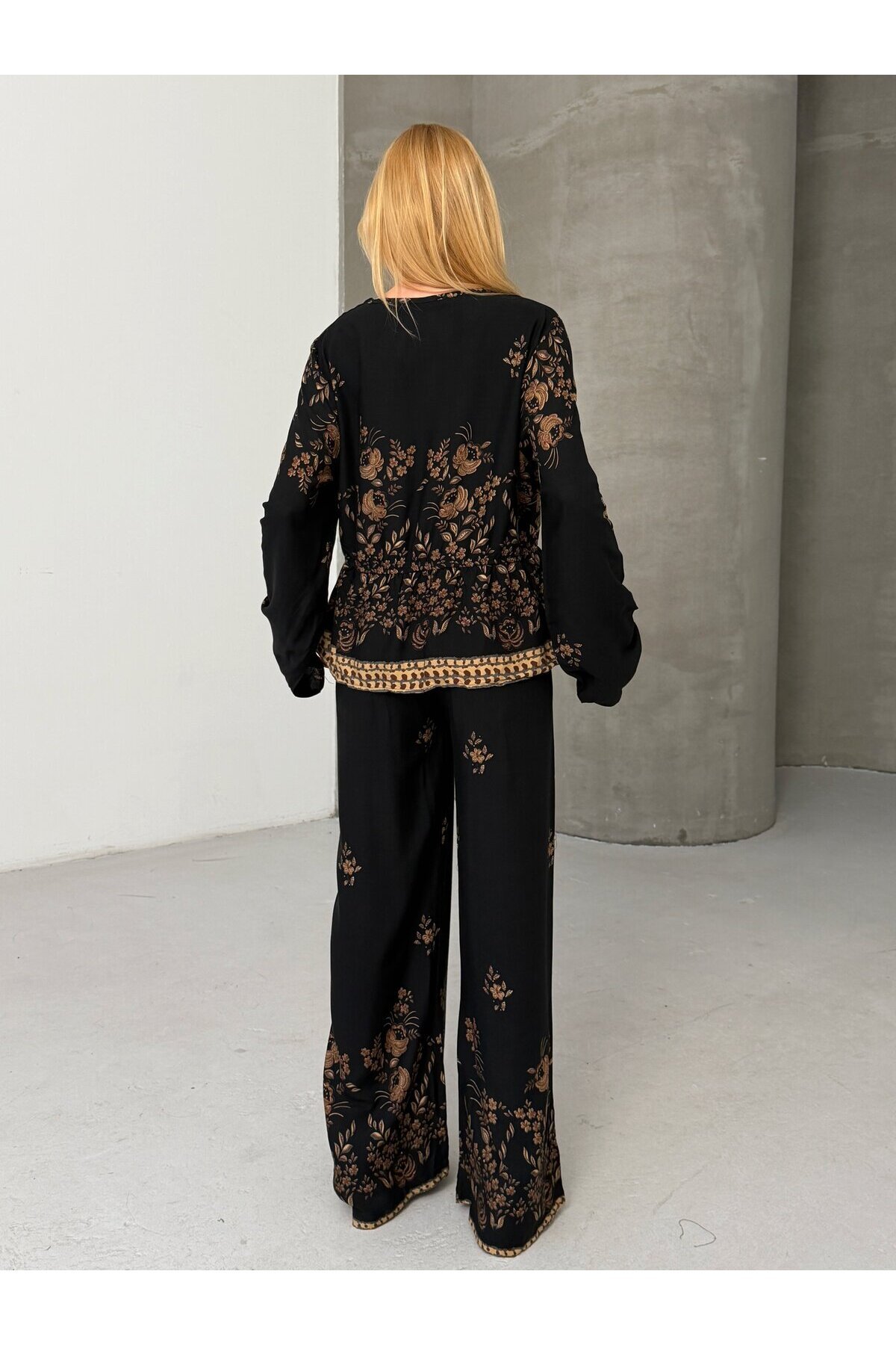 Kadın Viskon Kumaş Desenli V Yaka Kuşaklı Alt Üst Takım Siyah