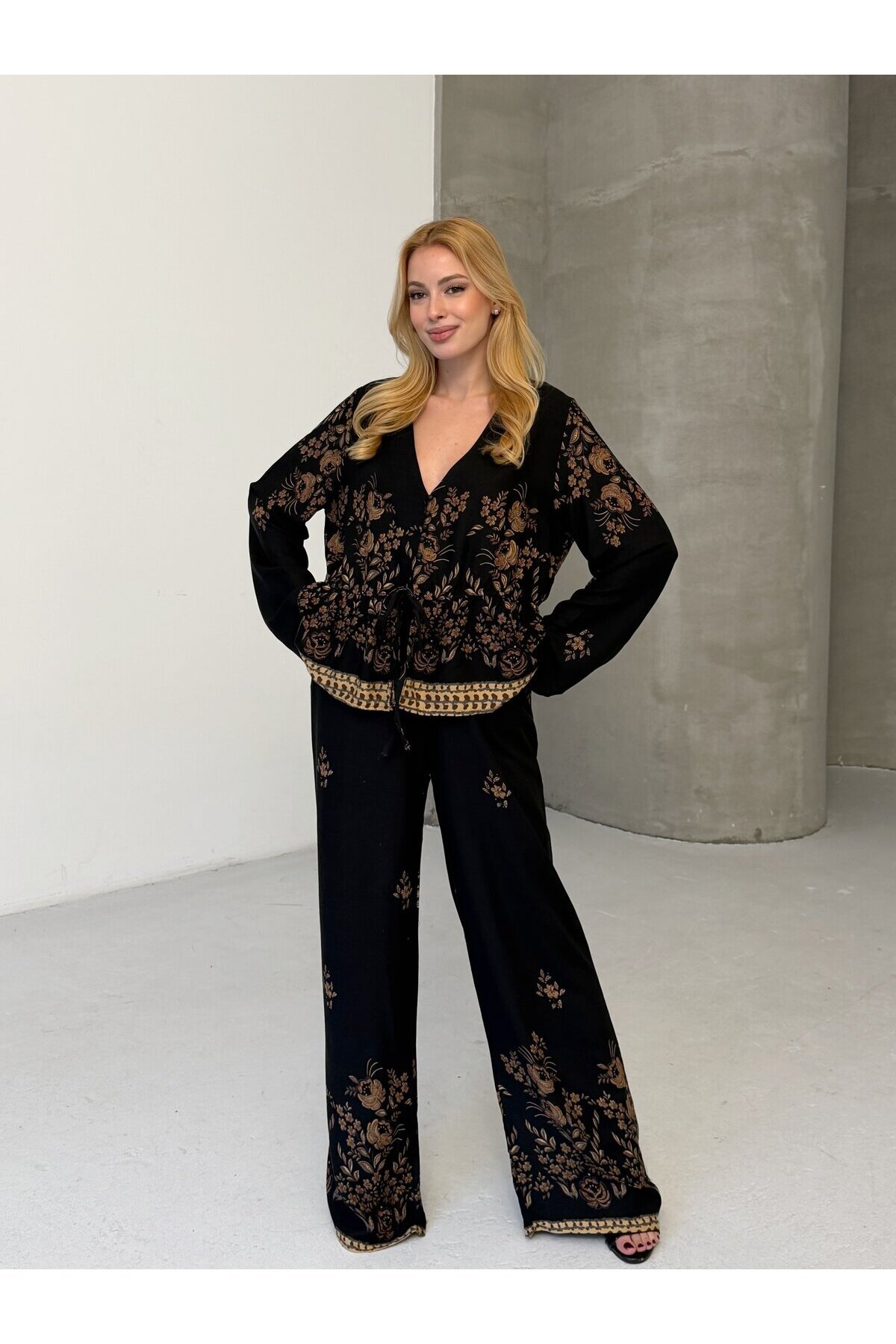 Kadın Viskon Kumaş Desenli V Yaka Kuşaklı Alt Üst Takım Siyah