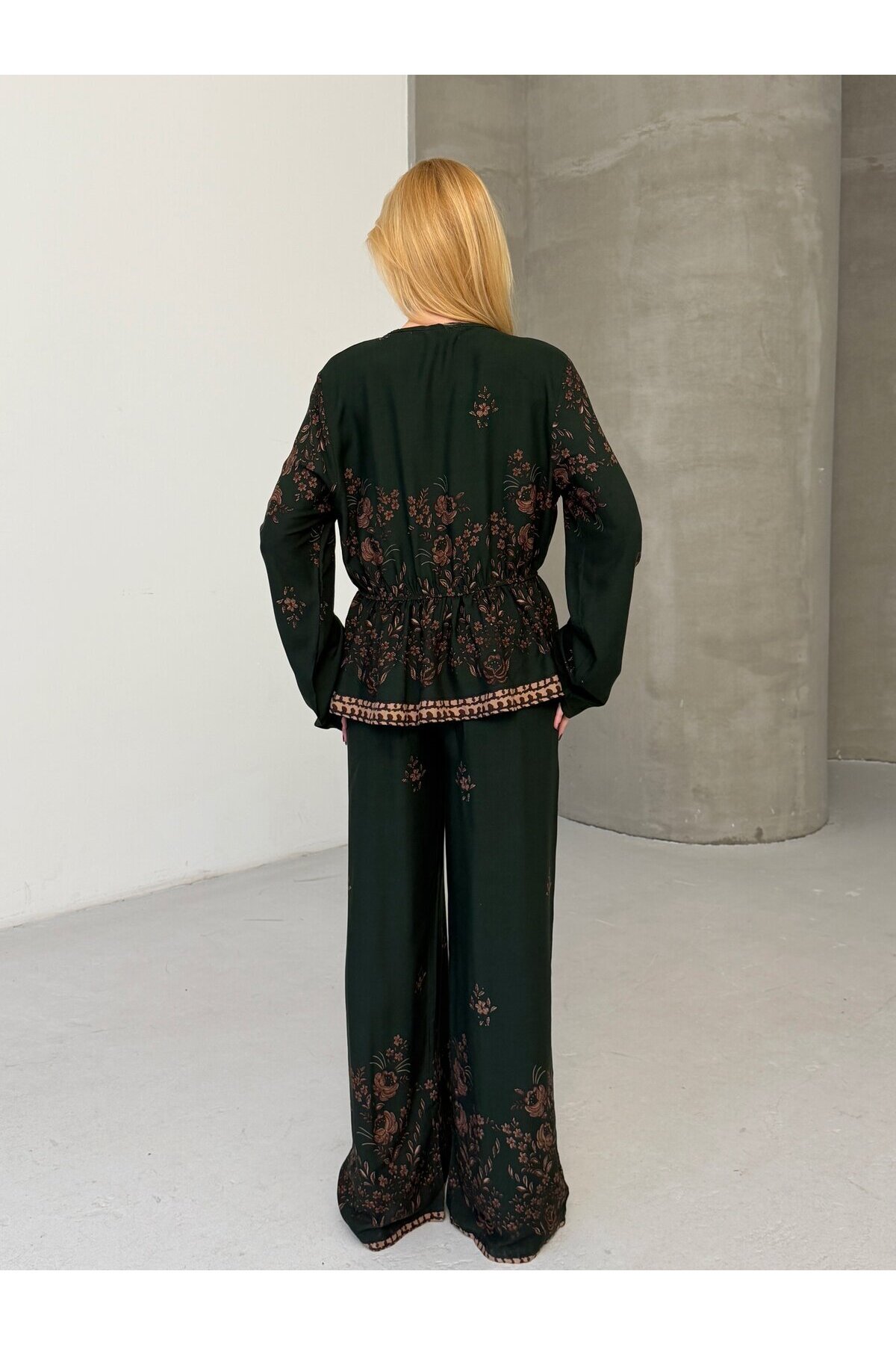 Kadın Viskon Kumaş Desenli V Yaka Kuşaklı Alt Üst Takım Yeşil