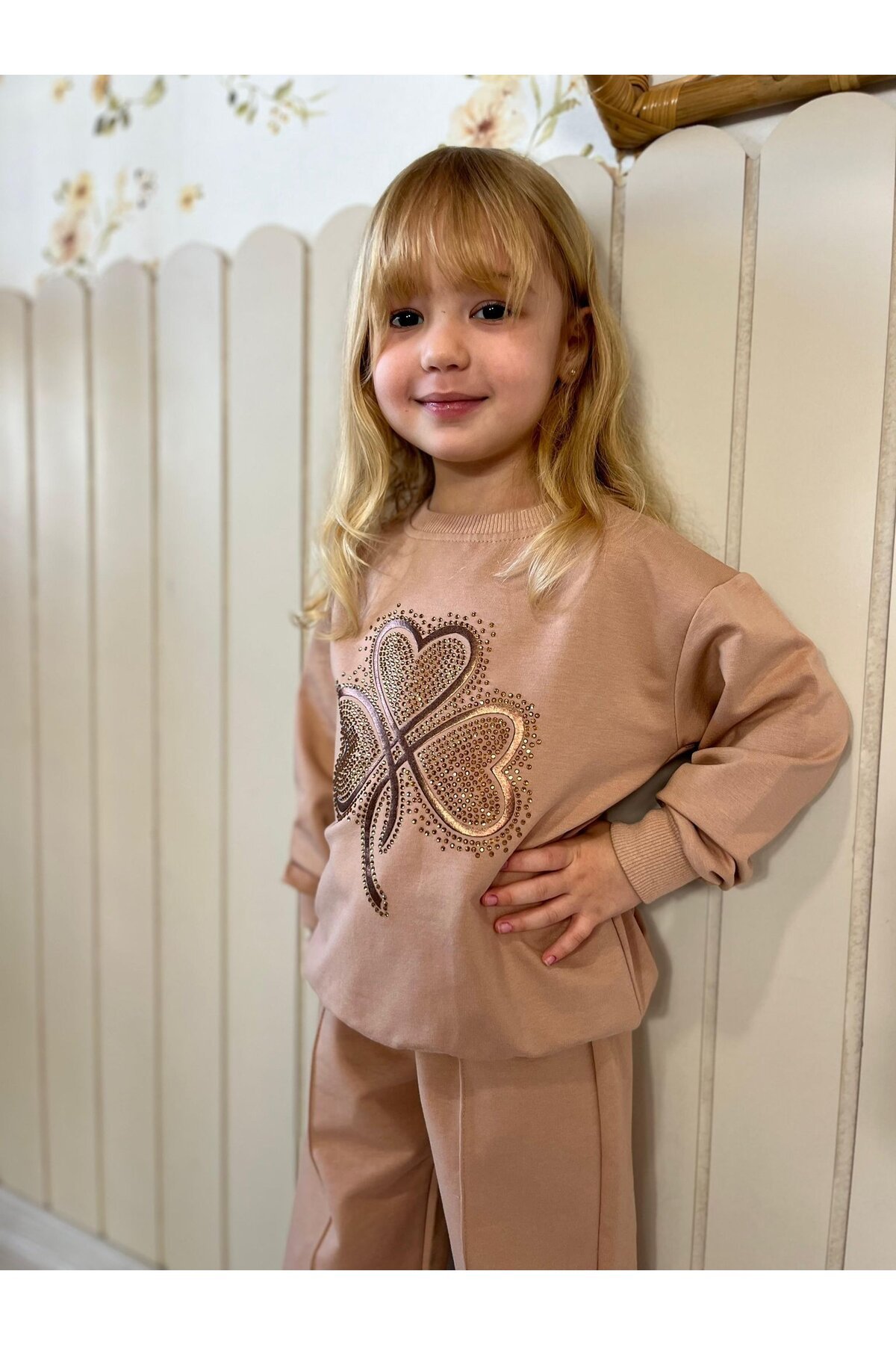 Kız Çocuk Kalpli Yonca Desenli Takım Bej