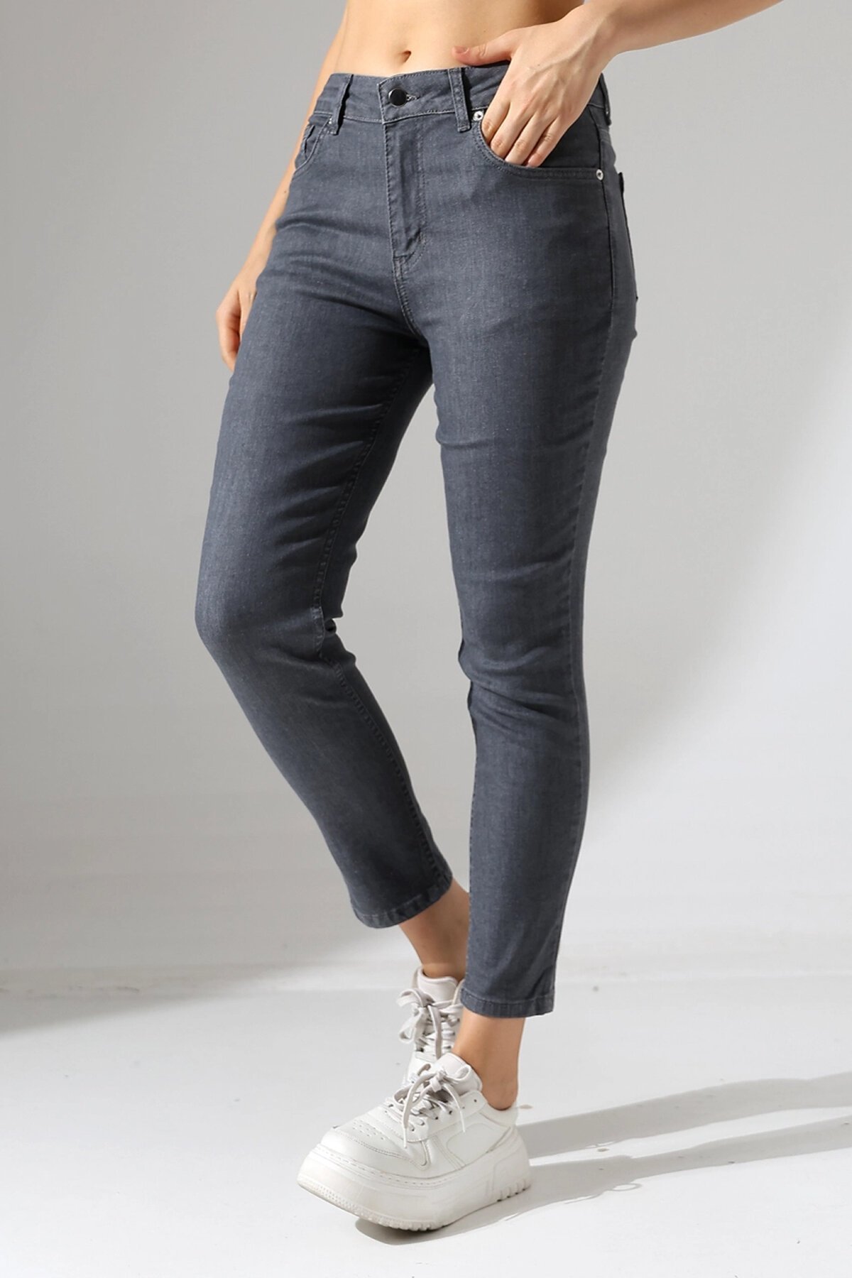 Koyu Gri Yüksek Bel Dar Kesim Jean