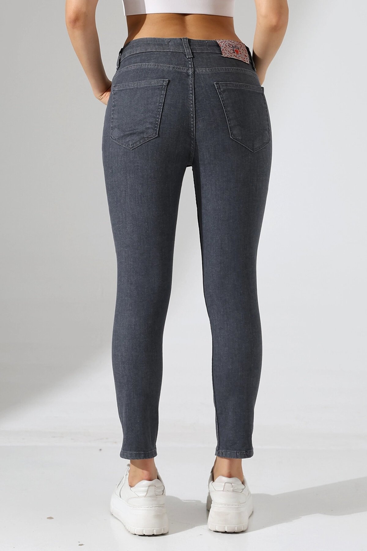 Koyu Gri Yüksek Bel Dar Kesim Jean