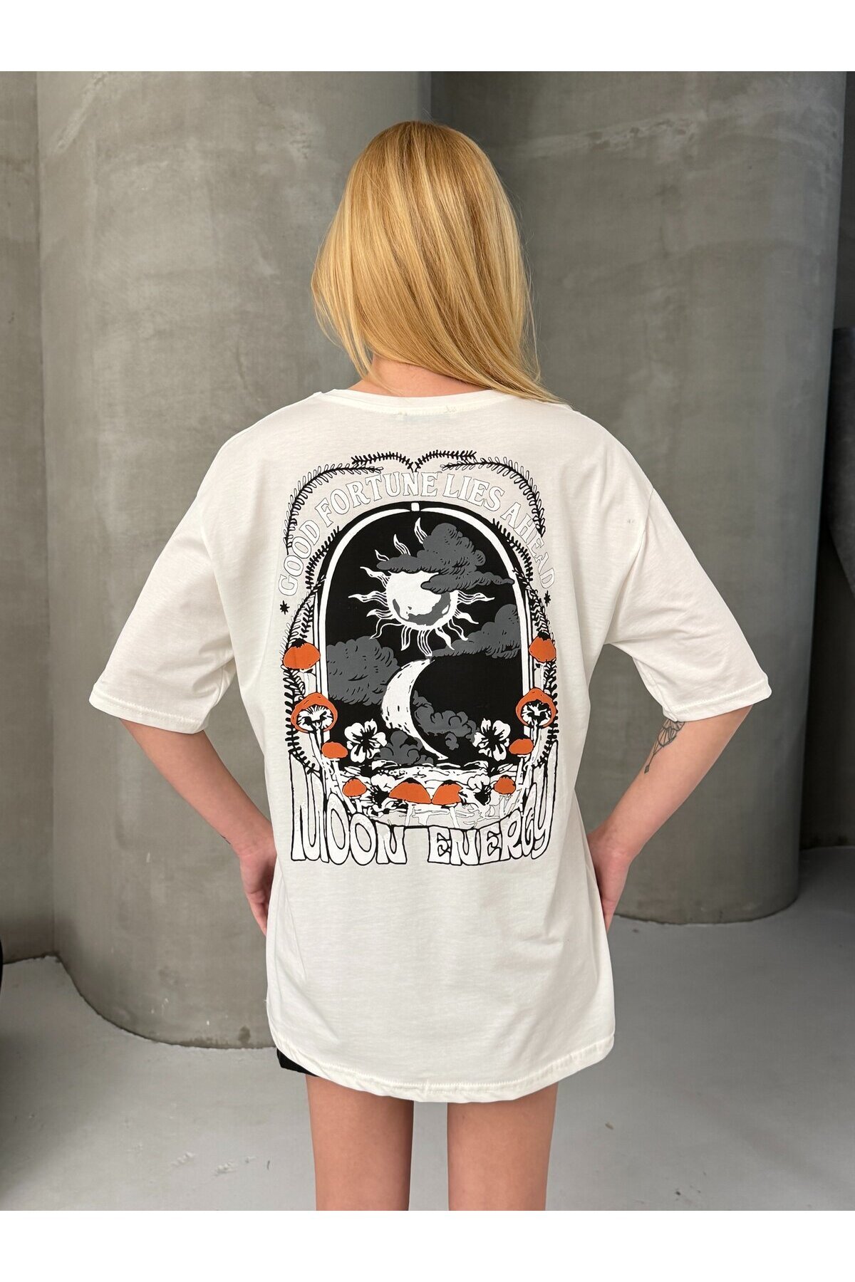 Moon Energy Sırt Baskılı Oversize Kadın Tişört Ekru
