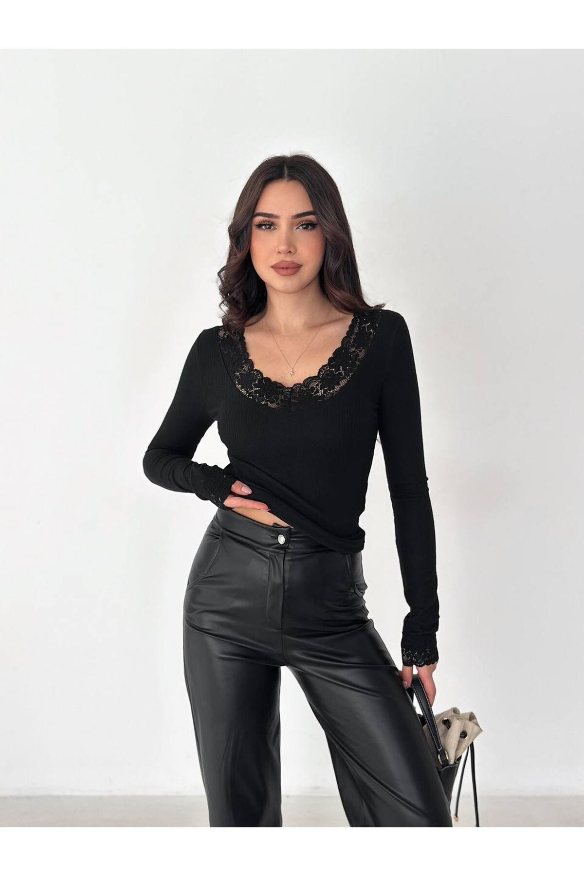 V Yaka Dantel Detay Siyah Bluz