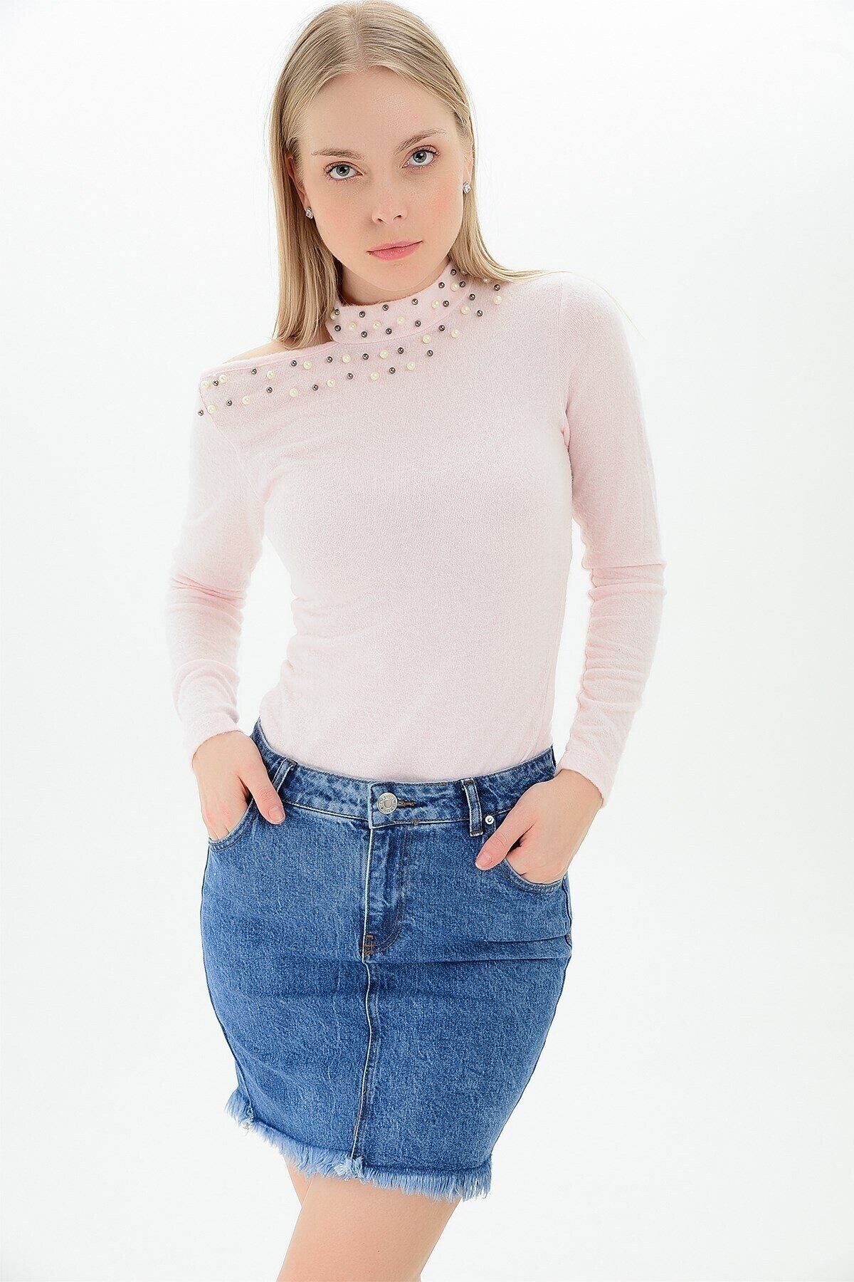 Yumoş Tek Omuzu Açık İncili Bluz PUDRA