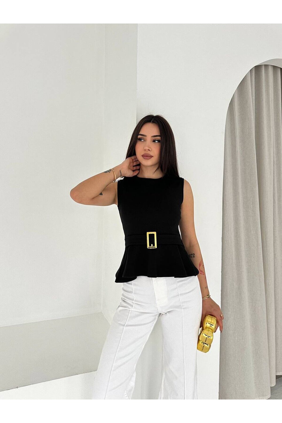 Kemer Detaylı Volanlı Siyah Bluz – Şık ve Modern Kesim
