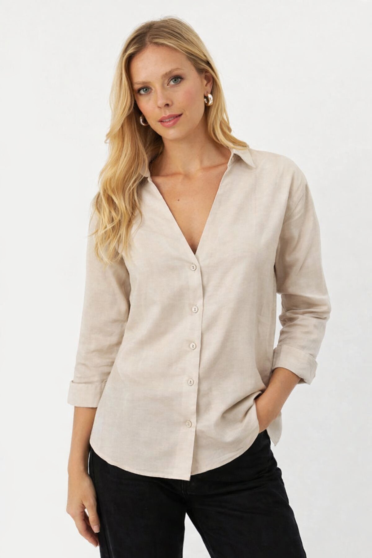 Bej V Yaka Düğmeli Kadın Gömlek – Rahat Kesim, Günlük & Şık Stil