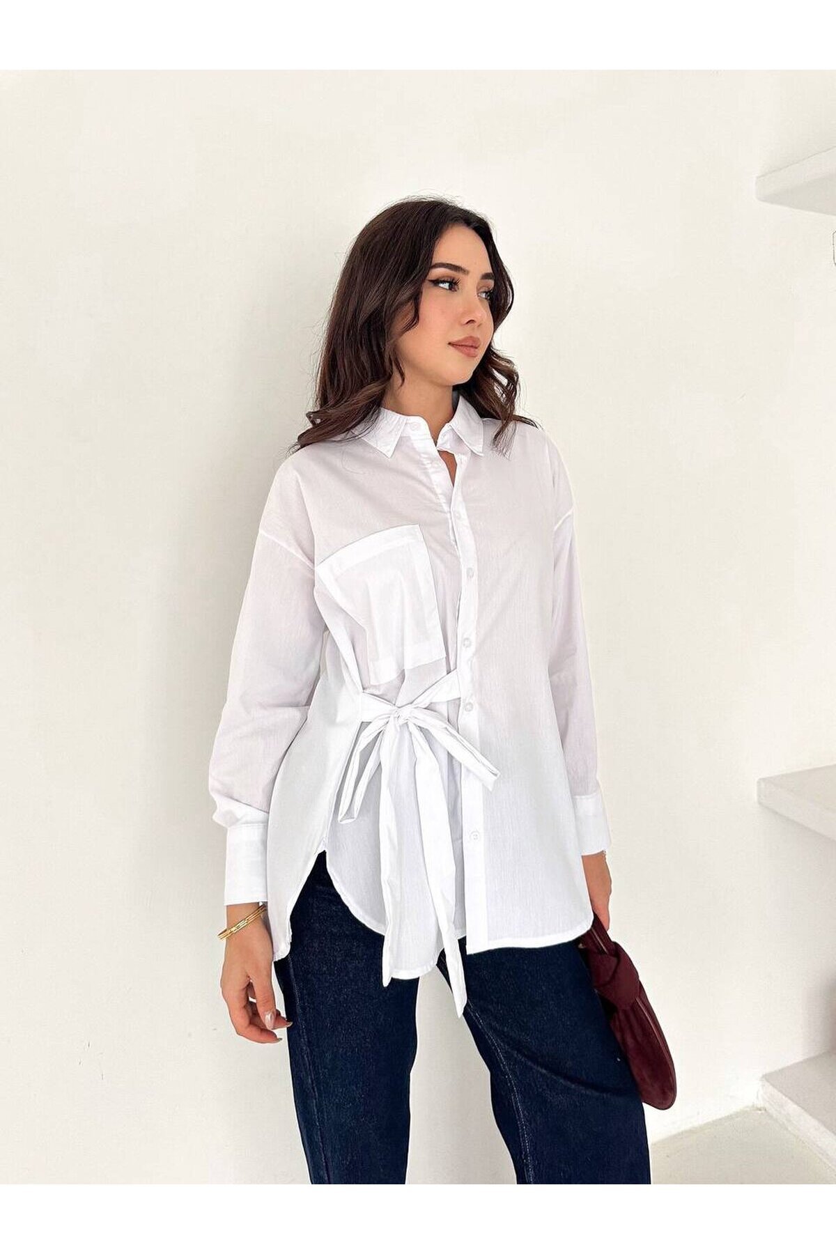 Beyaz Bağlama Detaylı Oversize Gömlek – Modern Kesim Şık Kadın Gömlek