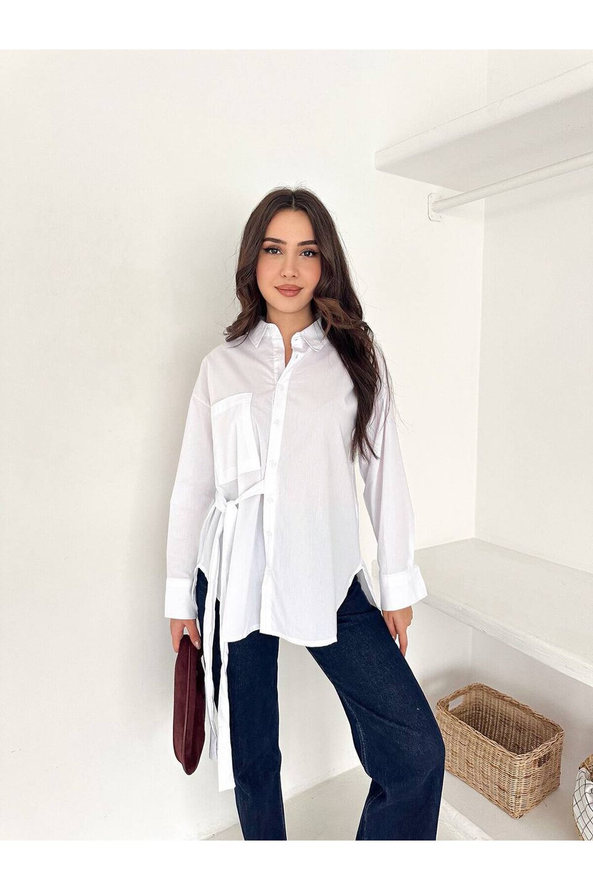Beyaz Bağlama Detaylı Oversize Gömlek – Modern Kesim Şık Kadın Gömlek