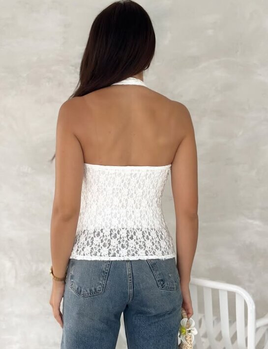 Beyaz Dantel Halter Yaka Dekolteli Kadın Bluz – Şık ve Feminen Yazlık Üst