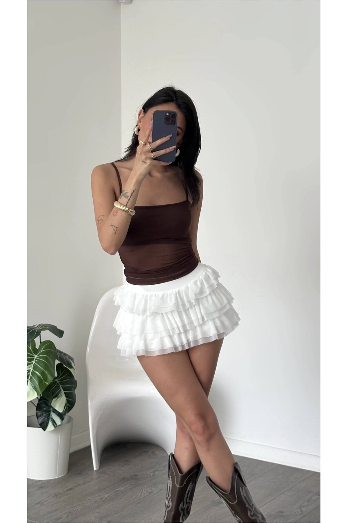 Beyaz Kat Kat Volanlı Şort Etek – Yüksek Bel, Feminen Mini Tasarım