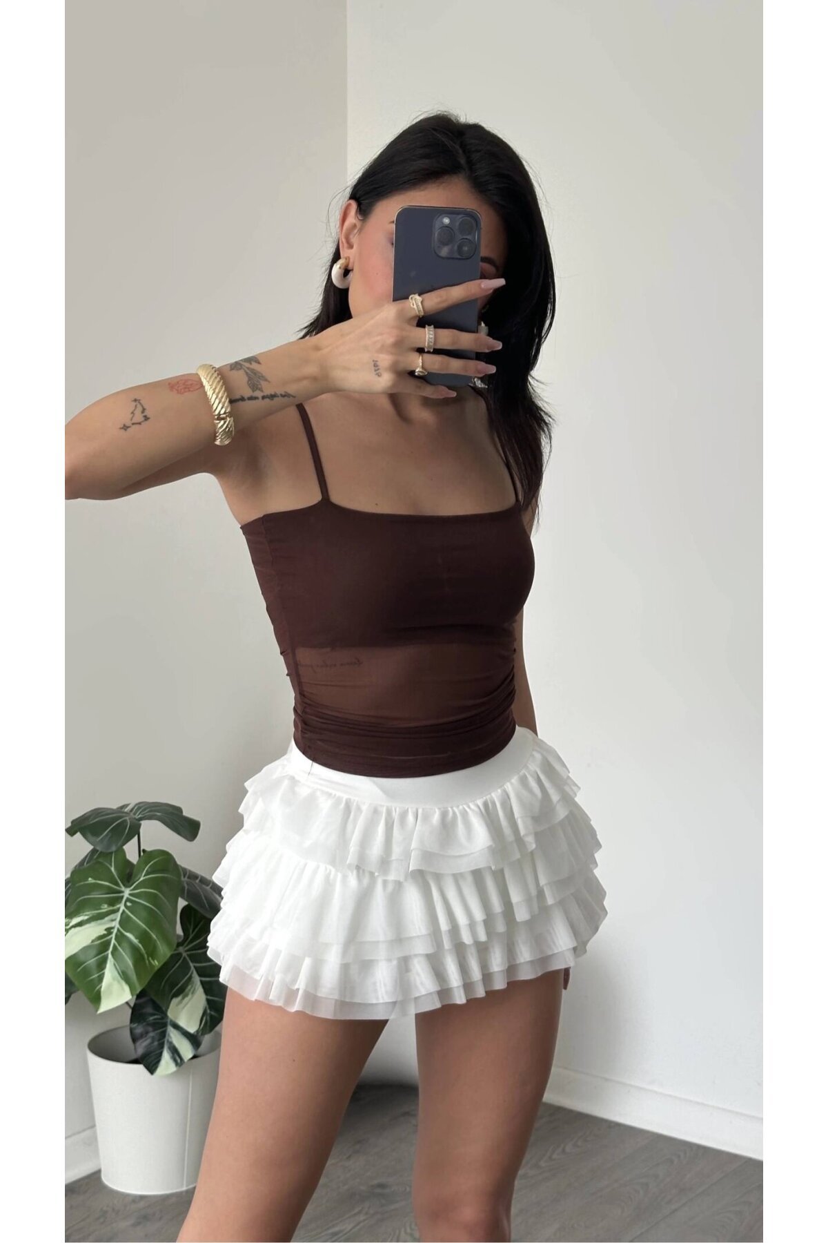 Beyaz Kat Kat Volanlı Şort Etek – Yüksek Bel, Feminen Mini Tasarım