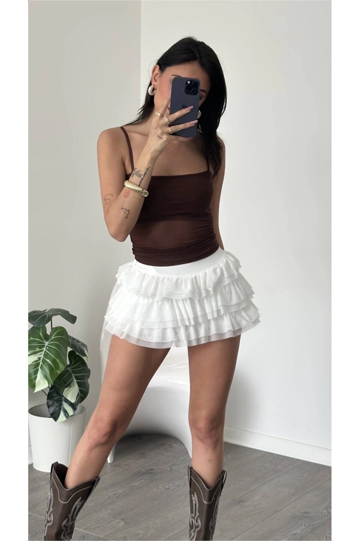 Beyaz Kat Kat Volanlı Şort Etek – Yüksek Bel, Feminen Mini Tasarım