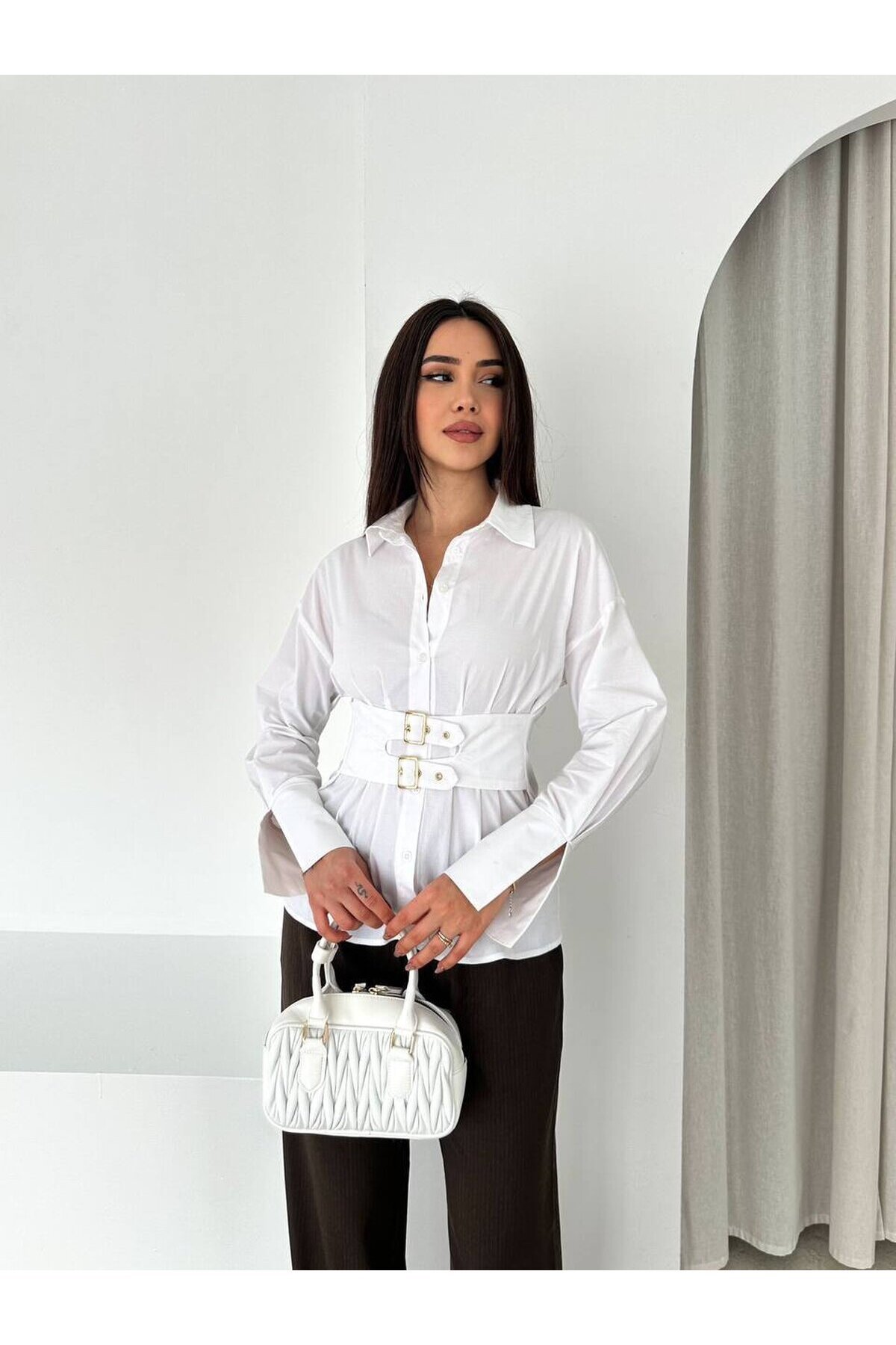 Beyaz Korseli Detaylı Şık Gömlek – Bel Vurgulu Modern Kesim