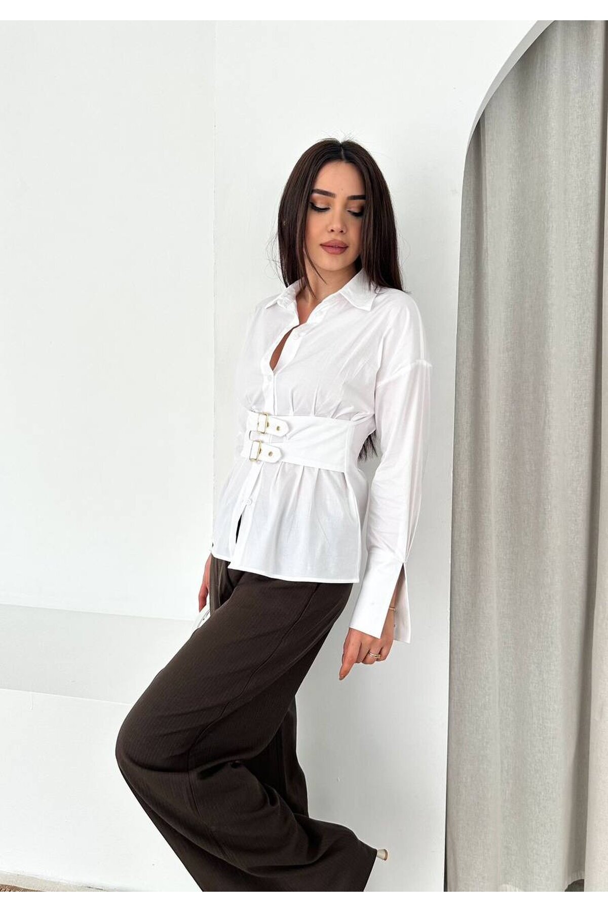 Beyaz Korseli Detaylı Şık Gömlek – Bel Vurgulu Modern Kesim