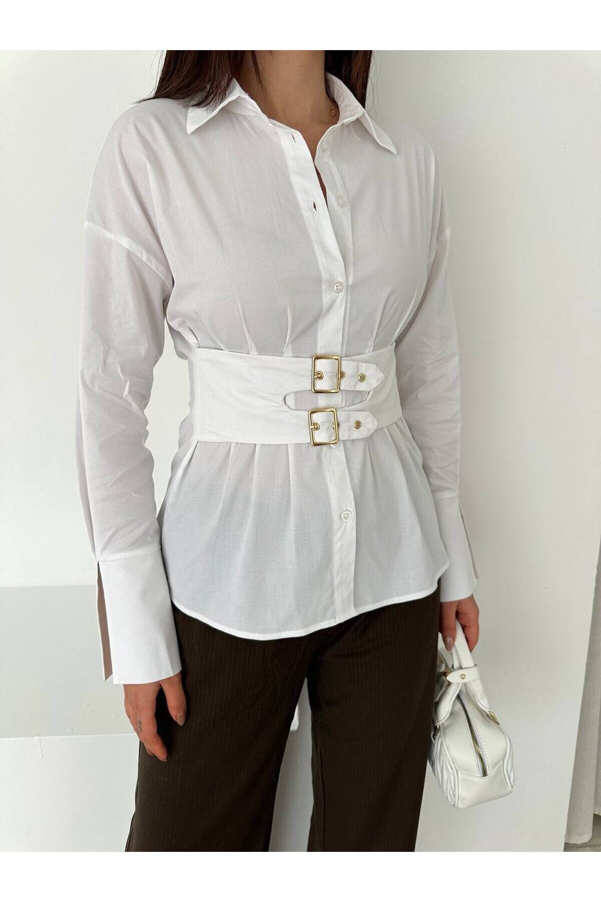 Beyaz Korseli Detaylı Şık Gömlek – Bel Vurgulu Modern Kesim