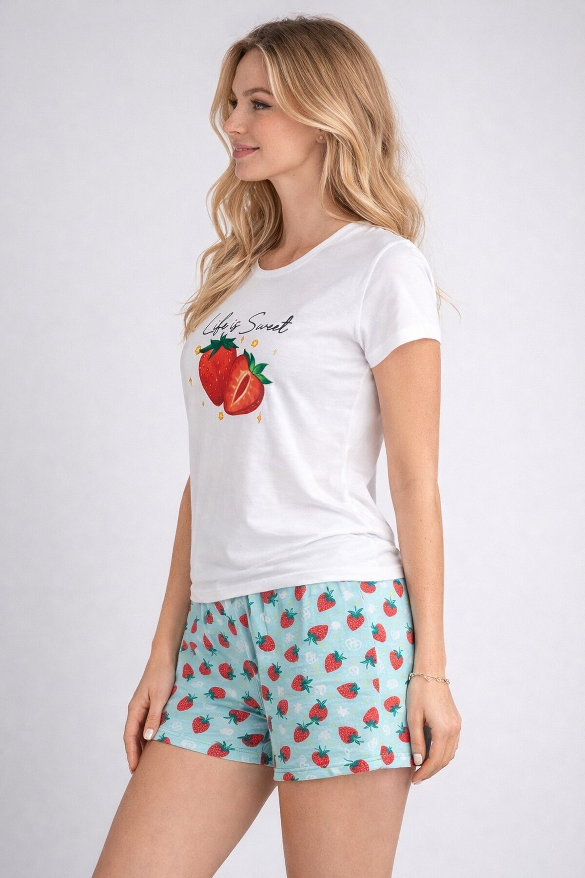 Çilek Baskılı Kadın Şortlu Pijama Takımı – “Life is Sweet” Baskılı Yazlık Rahat Ev Giyimi