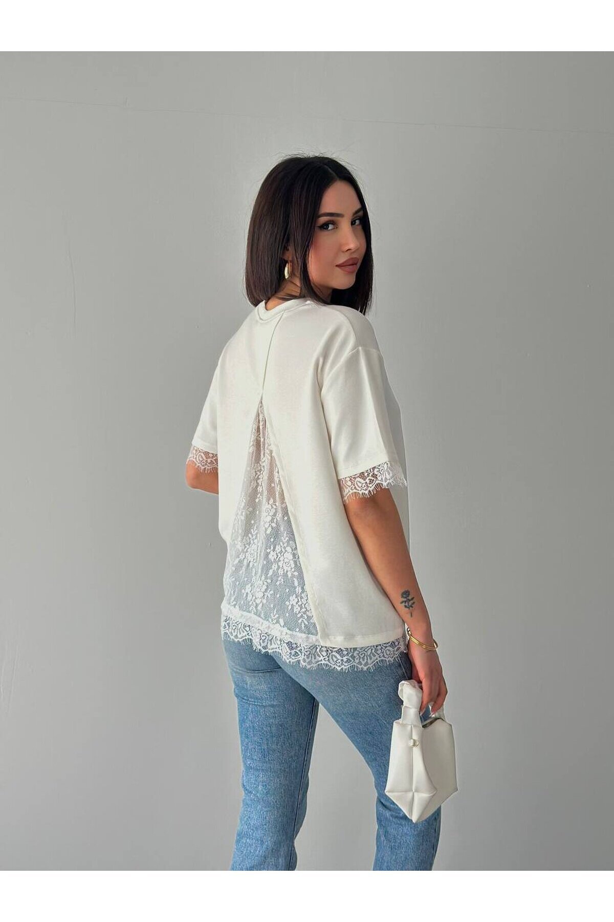 Ekru Dantel Detaylı Oversize T-Shirt Bluz – Sırt Dekolteli Şık Kadın Bluz