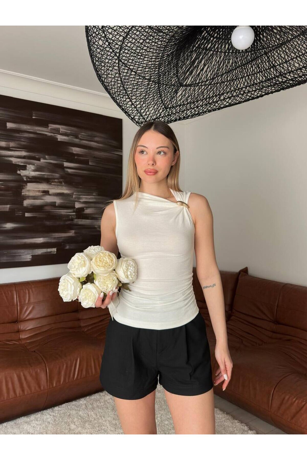 Gold Aksesuarlı Drapeli Ekru Bluz