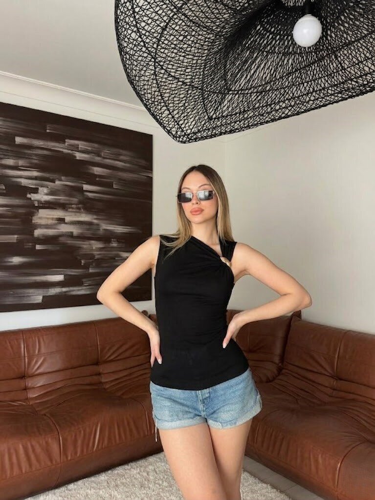 Gold Aksesuarlı Drapeli Siyah Bluz