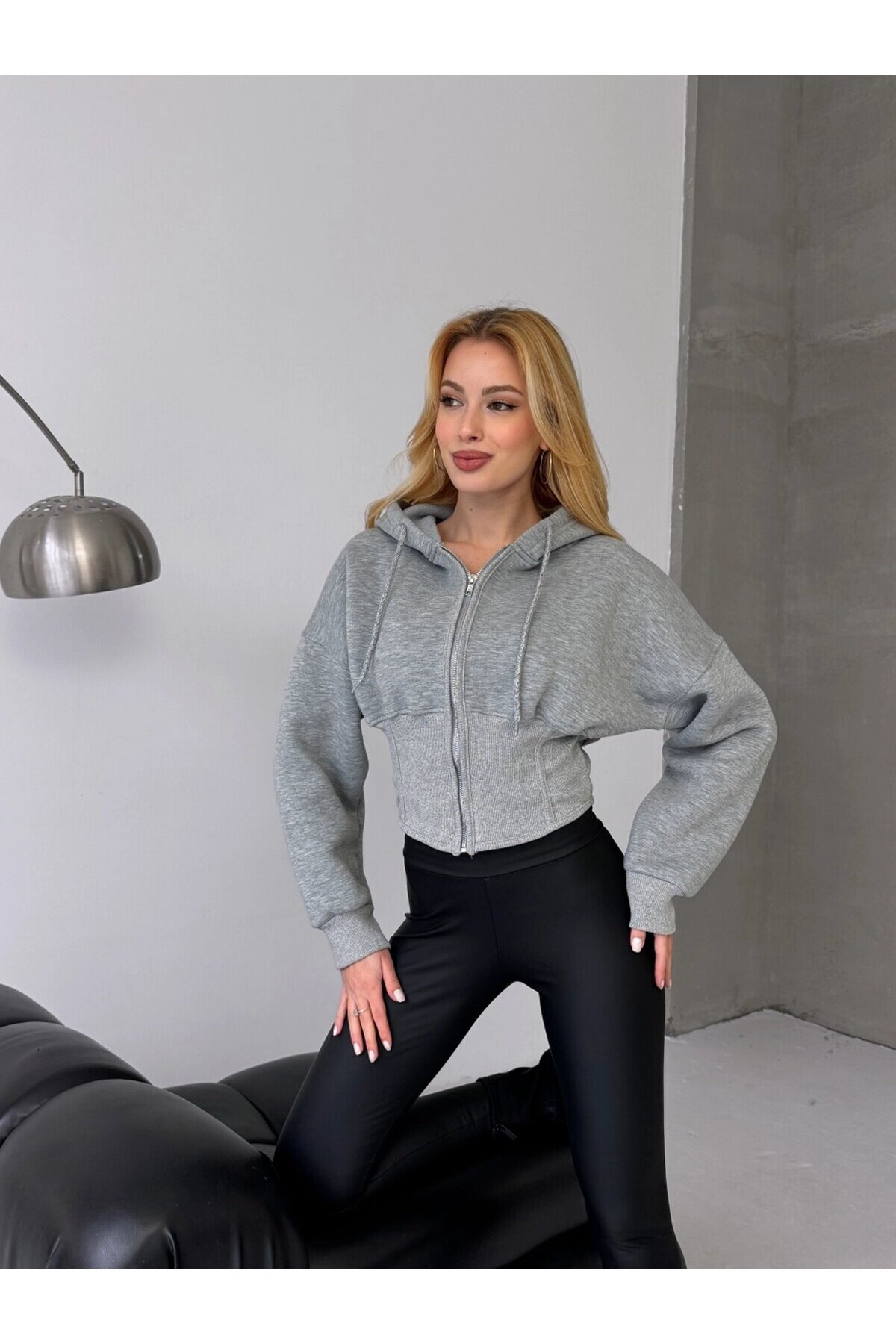 Kadın Gri Fermuarlı Hoodie – Minimal Sokak Ruhuyla