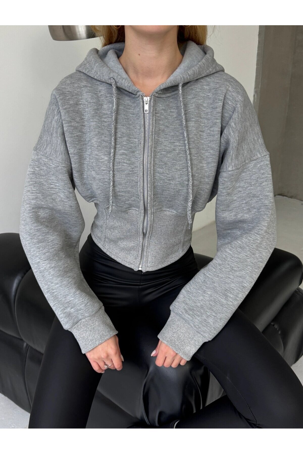 Kadın Gri Fermuarlı Hoodie – Minimal Sokak Ruhuyla