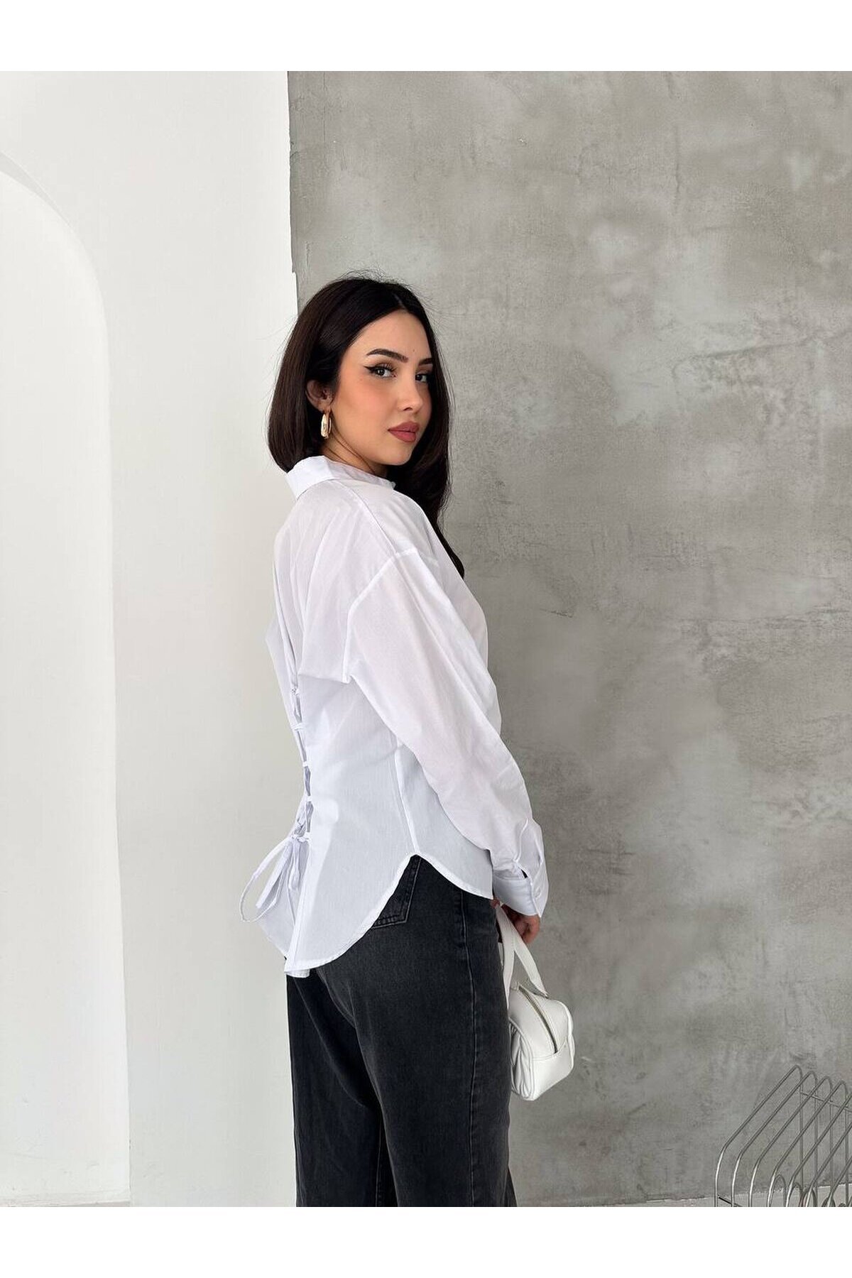 Kadın Oversize Gömlek – Bağlama Detaylı, Uzun Kollu, Şık & Günlük Kombin Gömlek