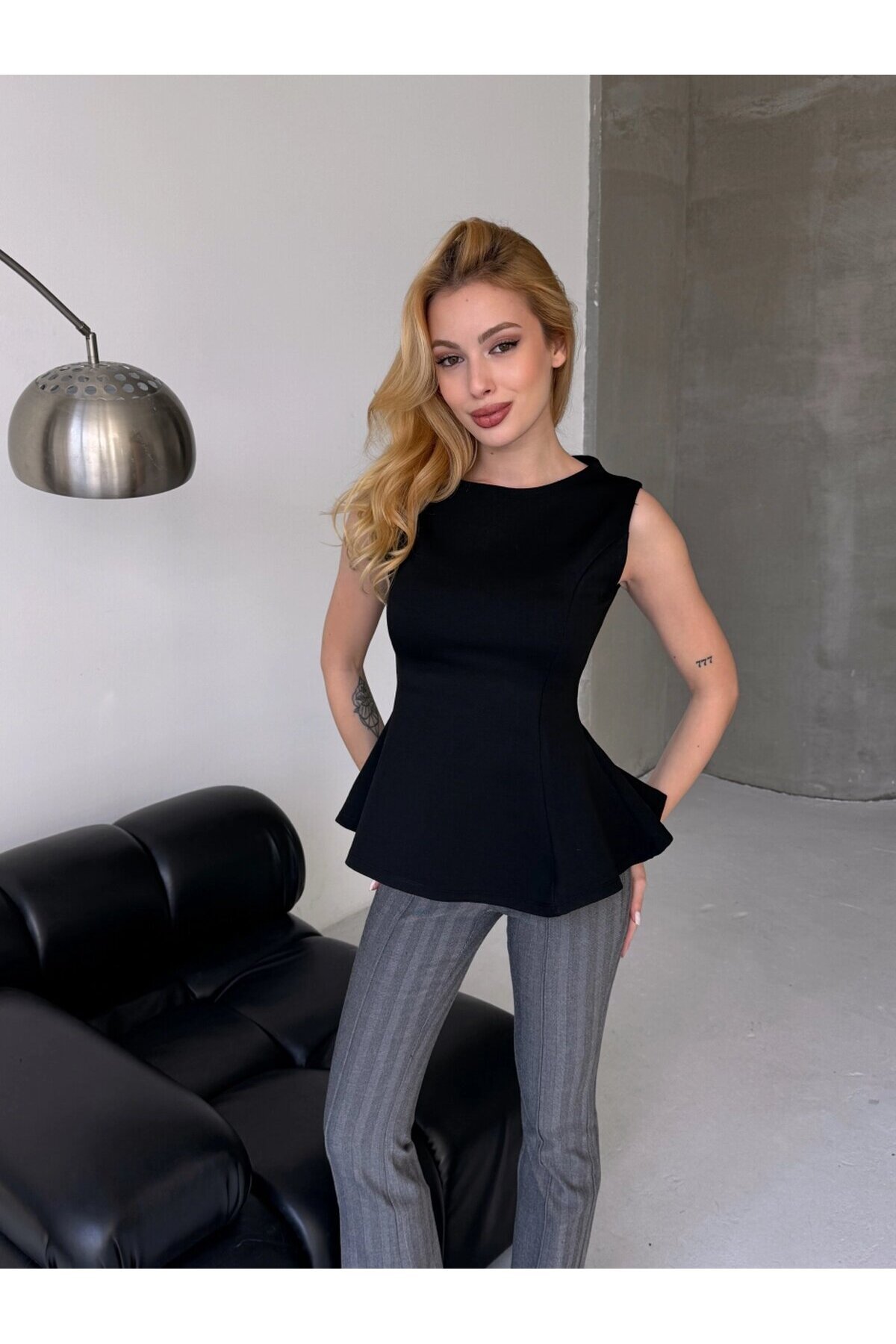 Kadın Volanlı Vücüda Oturan Sıfır Kol Bluz Siyah