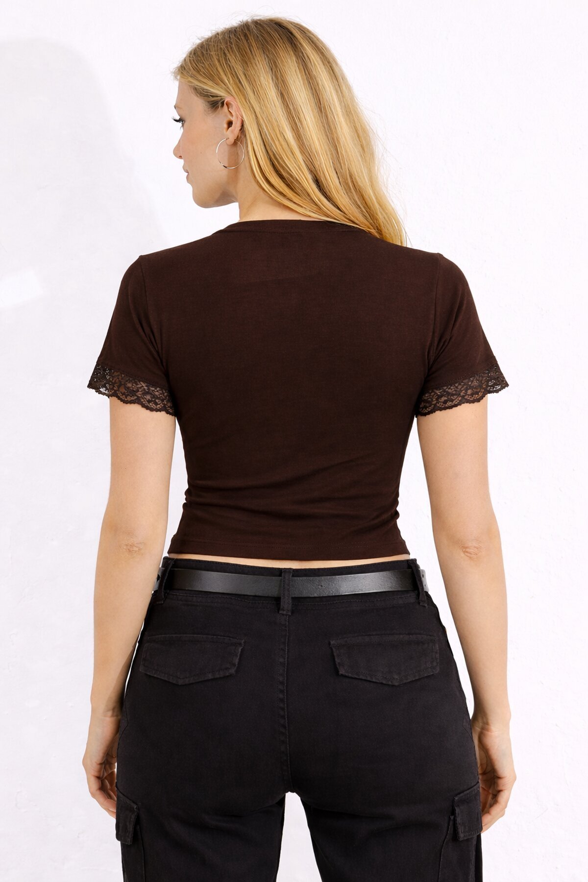 Kahverengi Dantel Detaylı Kruvaze Bağlamalı Bluz