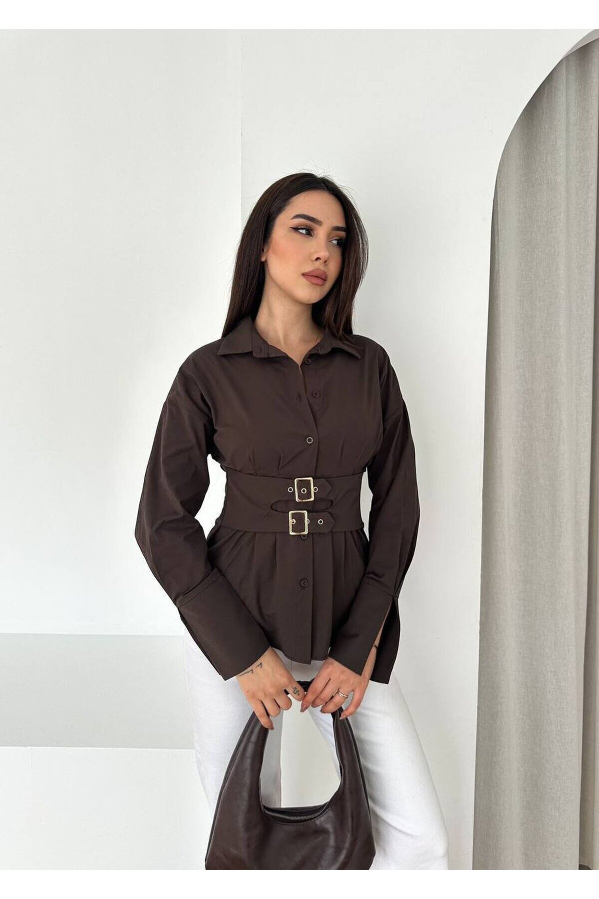 Kahverengi Korseli Detaylı Şık Gömlek – Bel Vurgulu Modern Kesim