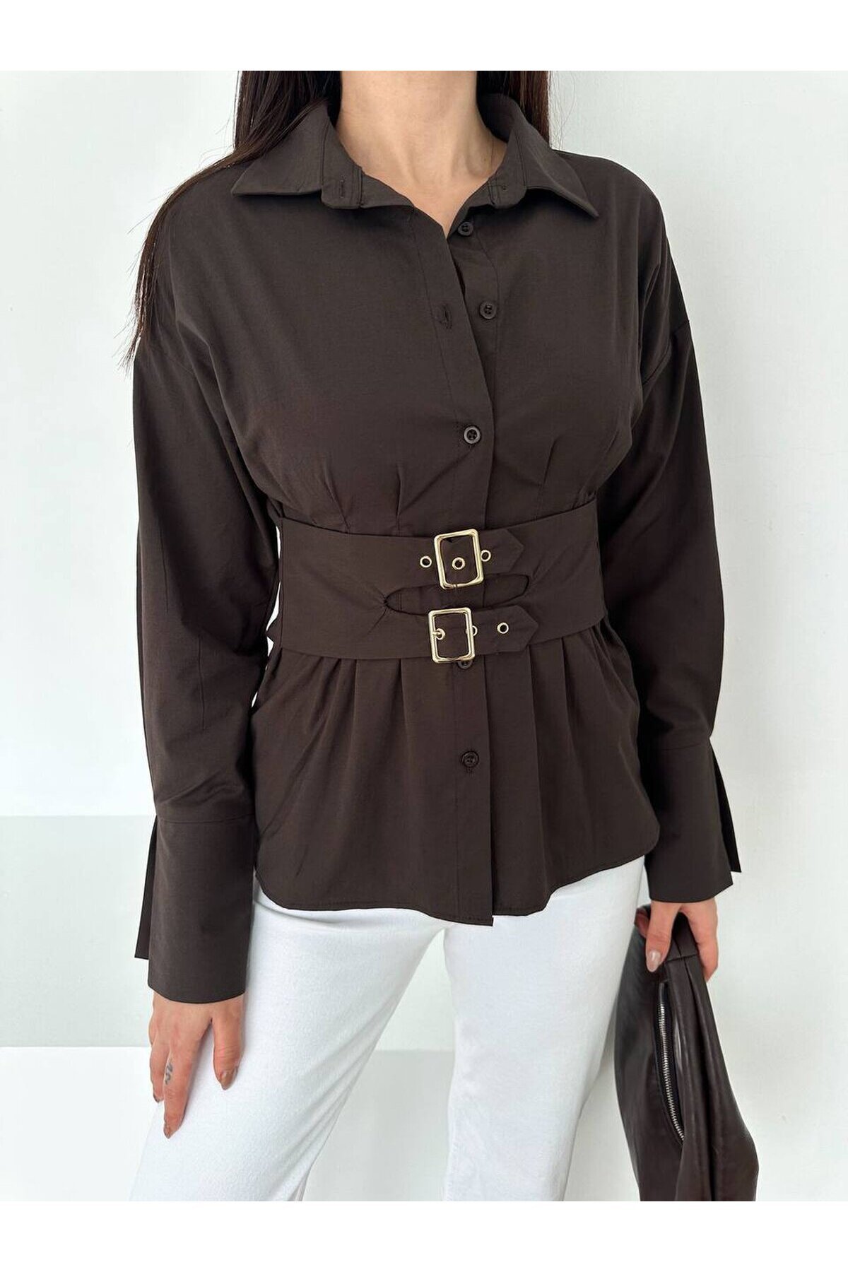 Kahverengi Korseli Detaylı Şık Gömlek – Bel Vurgulu Modern Kesim