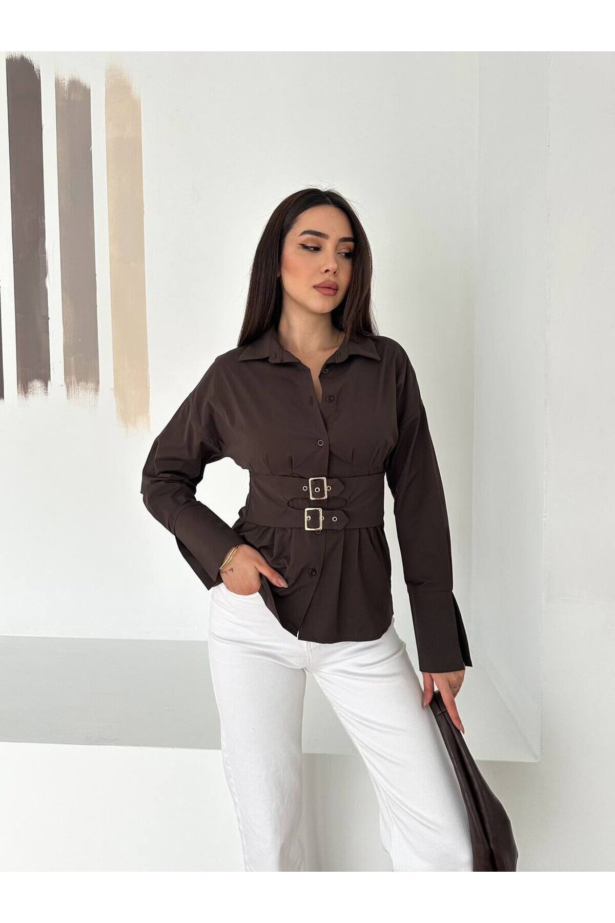 Kahverengi Korseli Detaylı Şık Gömlek – Bel Vurgulu Modern Kesim