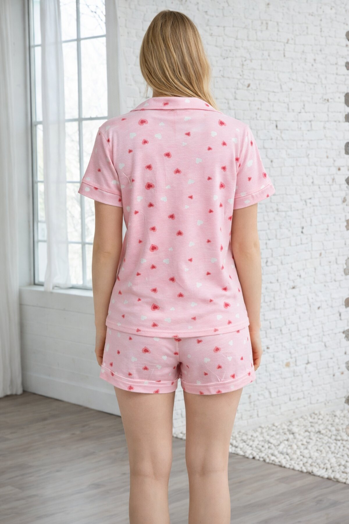 Kalp Desenli Düğmeli Şortlu Kadın Pijama Takımı – Yaka Detaylı Rahat Seri