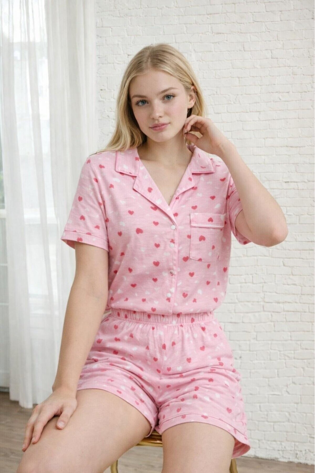 Kalp Desenli Düğmeli Şortlu Kadın Pijama Takımı – Yaka Detaylı Rahat Seri