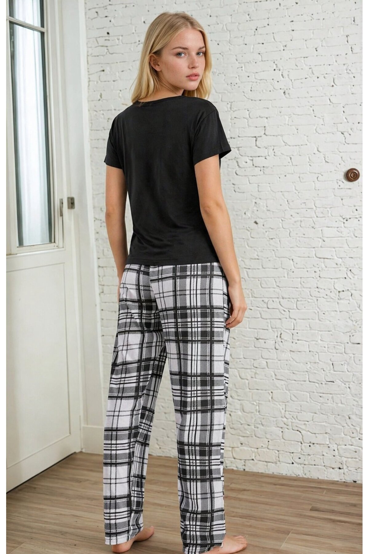 Kalp Detaylı Siyah T-Shirt & Ekose Desenli Kadın Uzun Pijama Takımı – Rahat Ev Giyimi