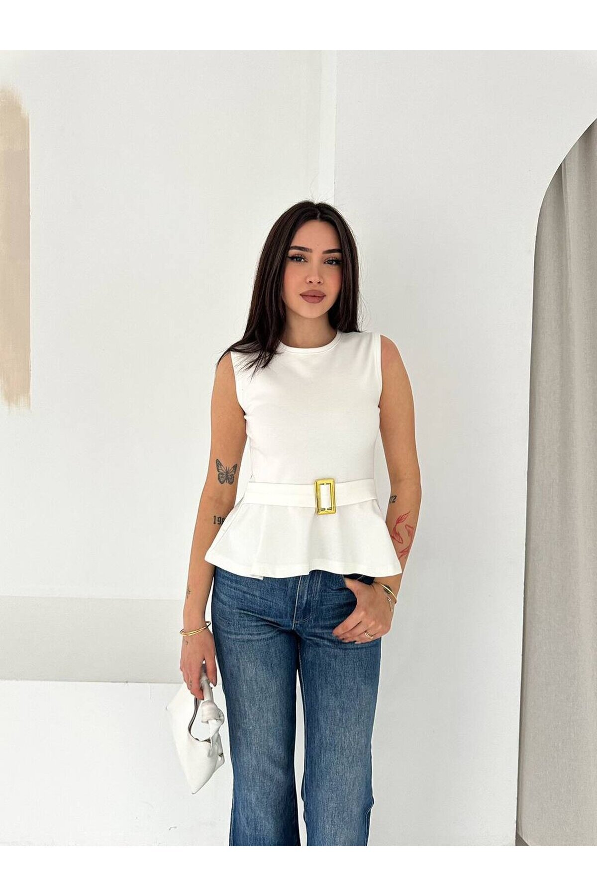 Kemer Detaylı Volanlı Beyaz Bluz – Şık ve Modern Kesim