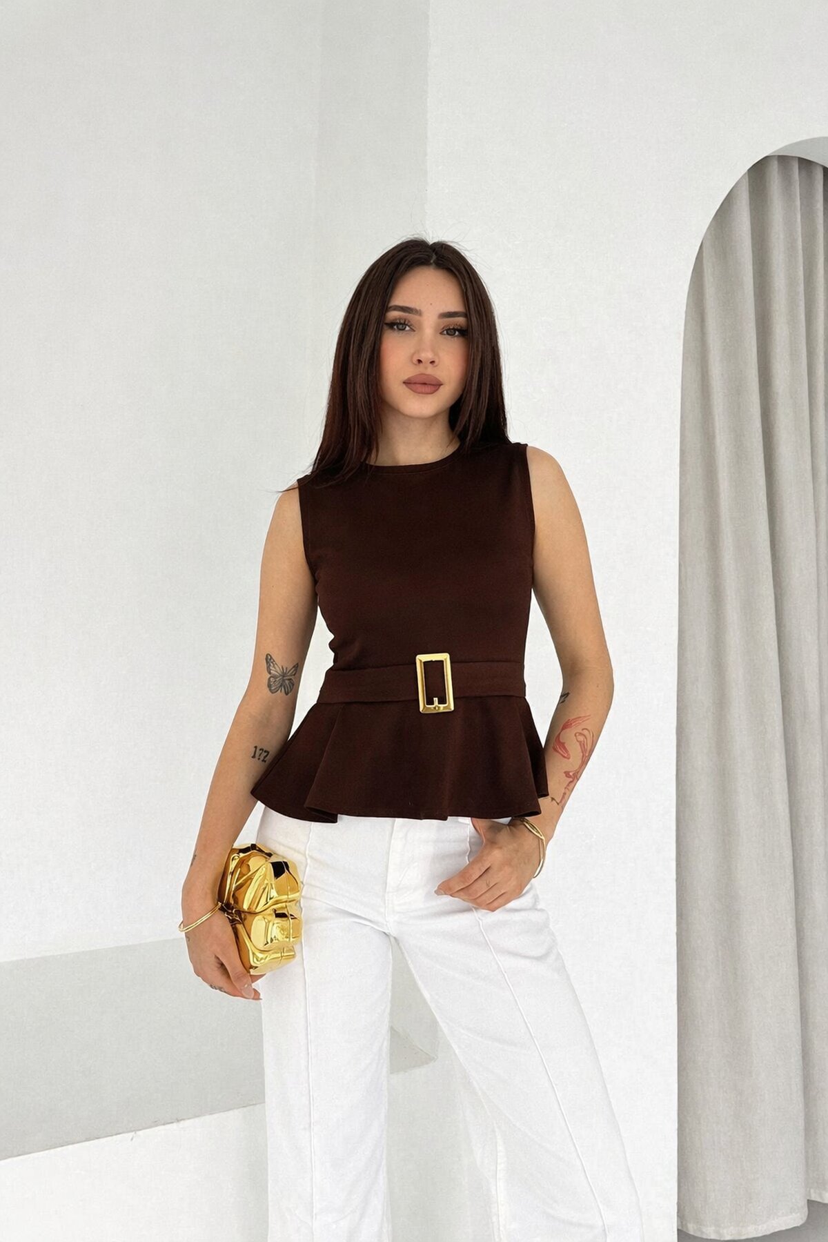 Kemer Detaylı Volanlı Kahve Bluz – Şık ve Modern Kesim