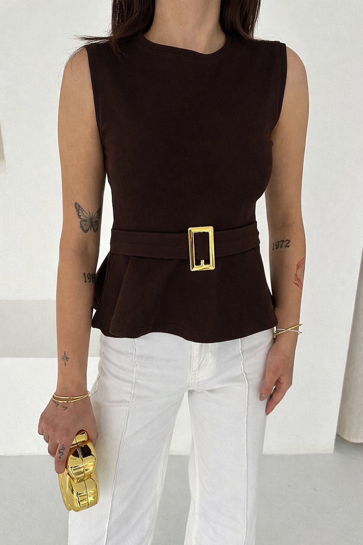 Kemer Detaylı Volanlı Kahve Bluz – Şık ve Modern Kesim