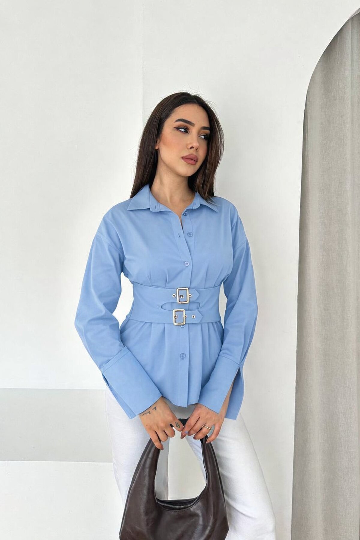 Mavi Korseli Detaylı Şık Gömlek – Bel Vurgulu Modern Kesim