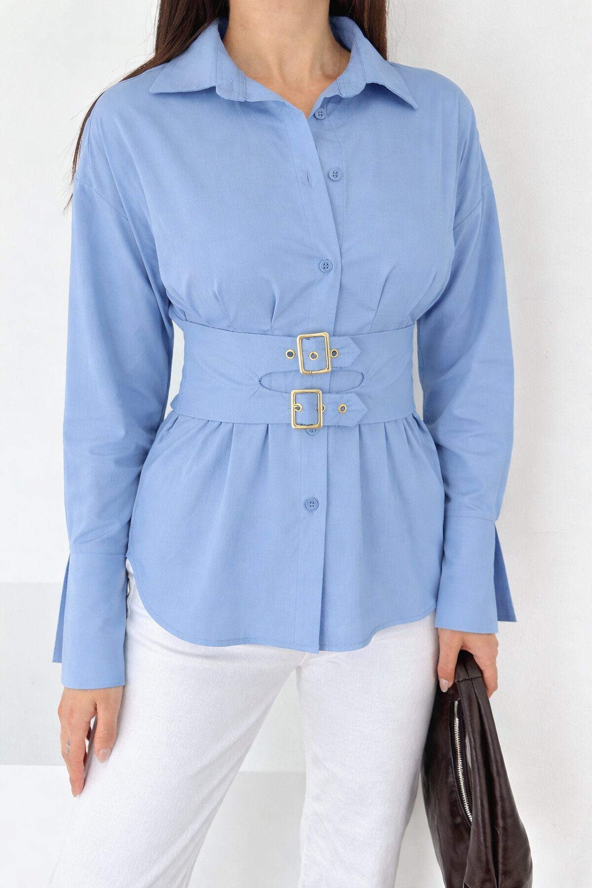 Mavi Korseli Detaylı Şık Gömlek – Bel Vurgulu Modern Kesim