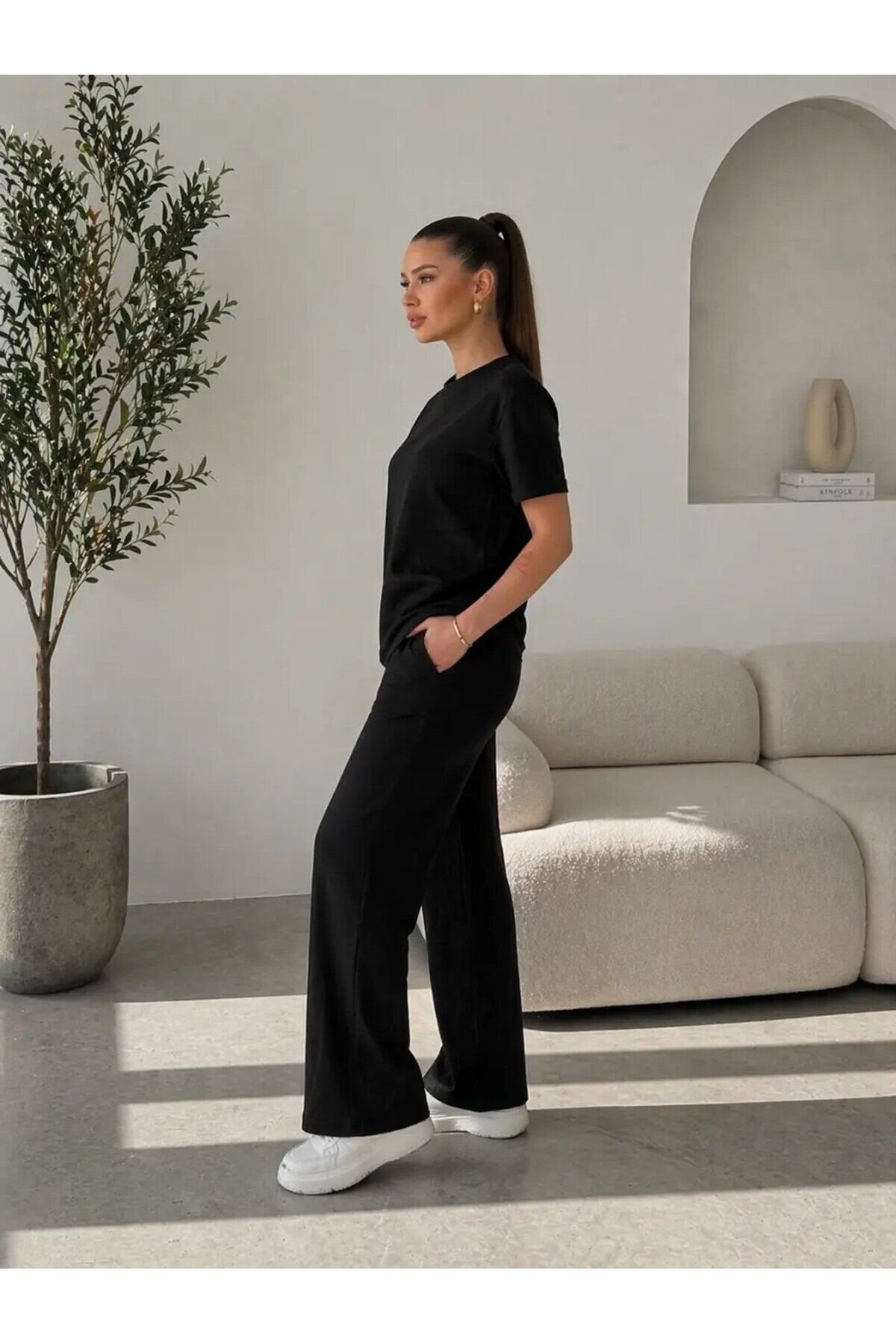 Minimal Siyah İkili Takım – Rahat Kesim Basic Tişört & Bol Paça Pantolon