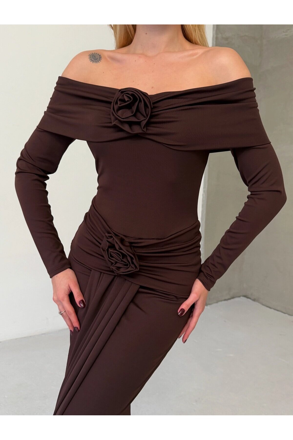 Modal Kumaş Likralı Çiçek Aksesuarlı Maxi Boy Elbise Kahve