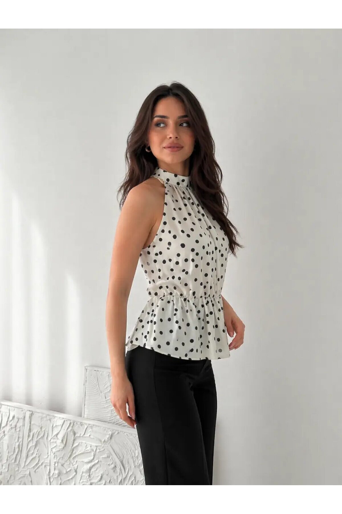 Puantiyeli Halter Yaka Bluz – Şık & Feminen Yaz Stili