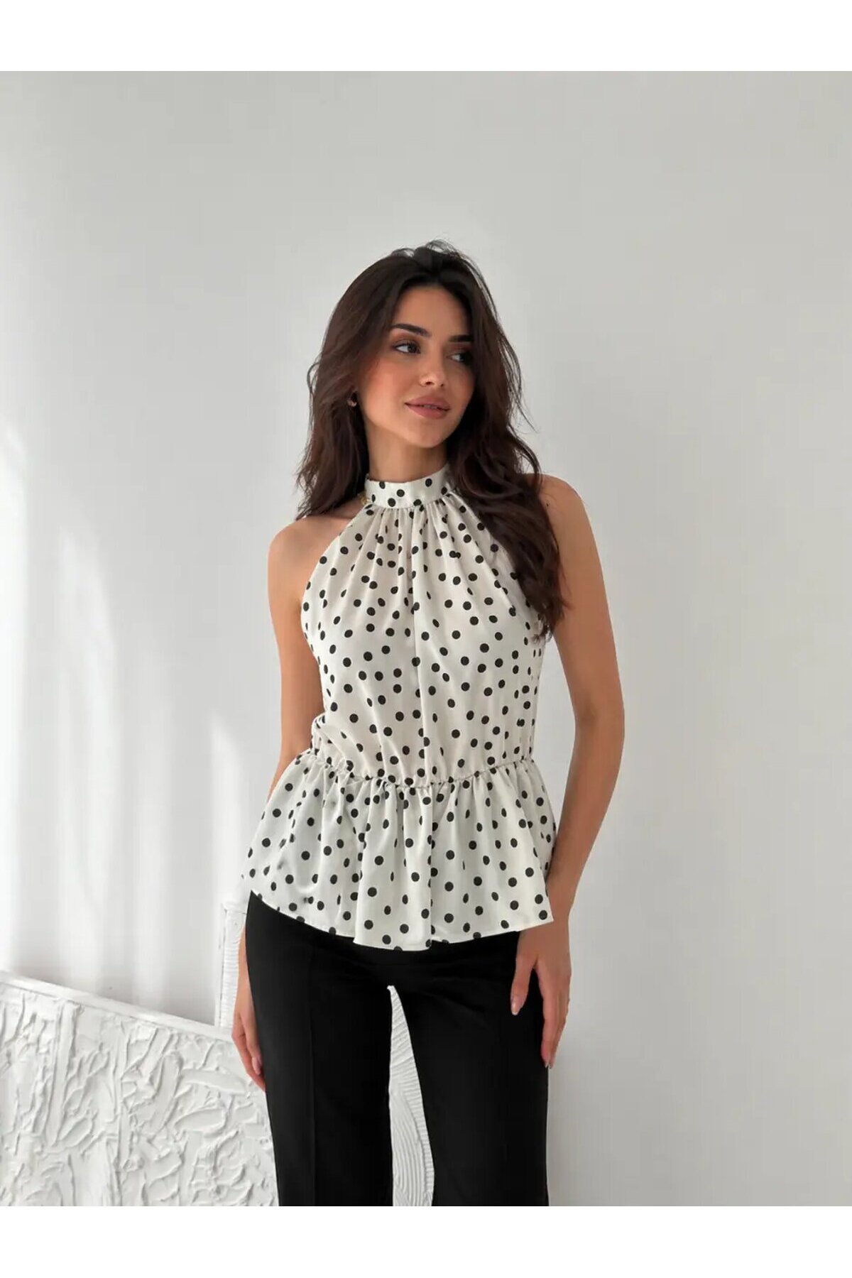 Puantiyeli Halter Yaka Bluz – Şık & Feminen Yaz Stili