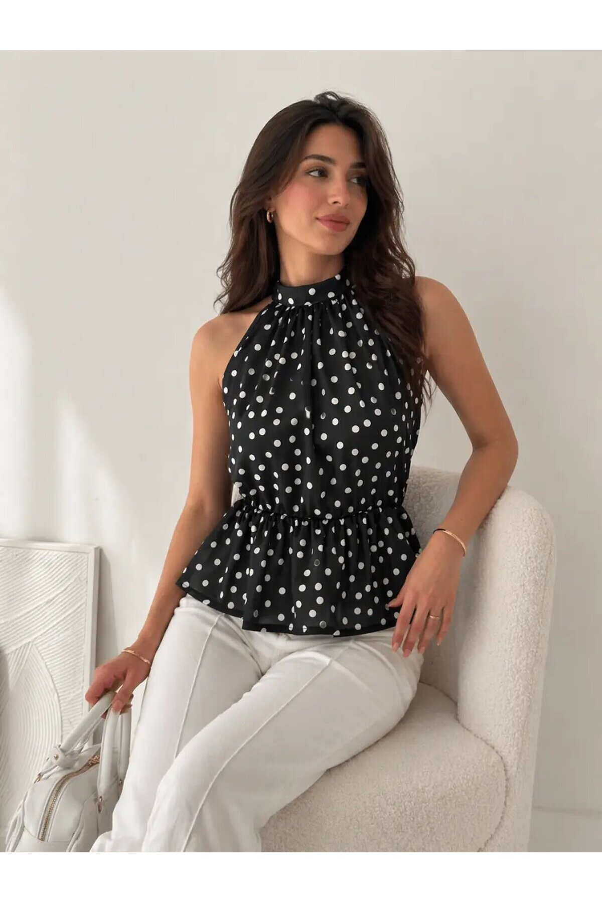 Puantiyeli Halter Yaka Bluz – Şık & Feminen Yaz Stili