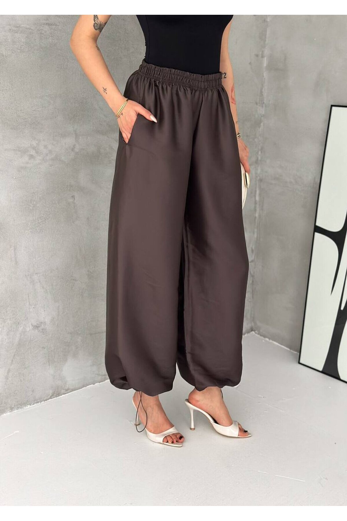 Saten Dokulu Lastik Paça Detaylı Yüksek Bel Bol Pantolon