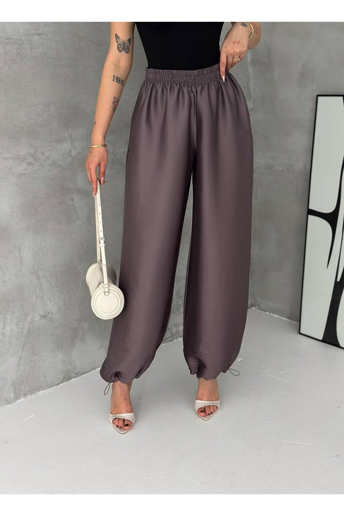 Saten Dokulu Lastik Paça Detaylı Yüksek Bel Bol Pantolon