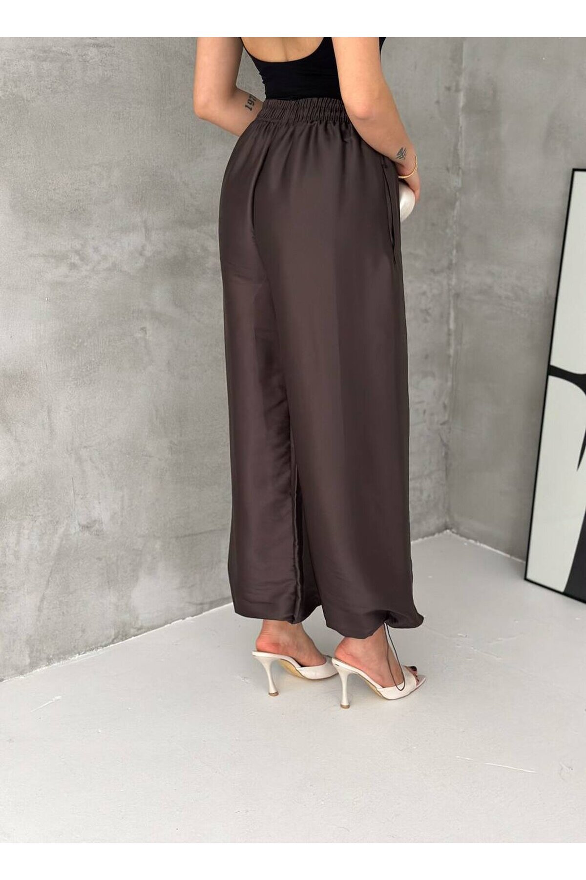 Saten Dokulu Lastik Paça Detaylı Yüksek Bel Bol Pantolon